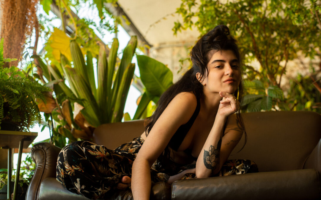 Nina Camillo Lança o Seu Primeiro Single: “Flor da Pele”