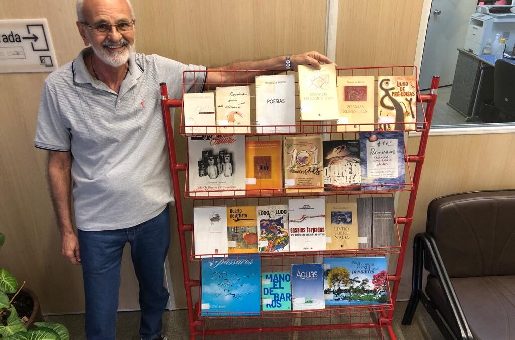 Biblioteca faz exposição pelos 107 anos do nascimento do poeta Manoel de Barros