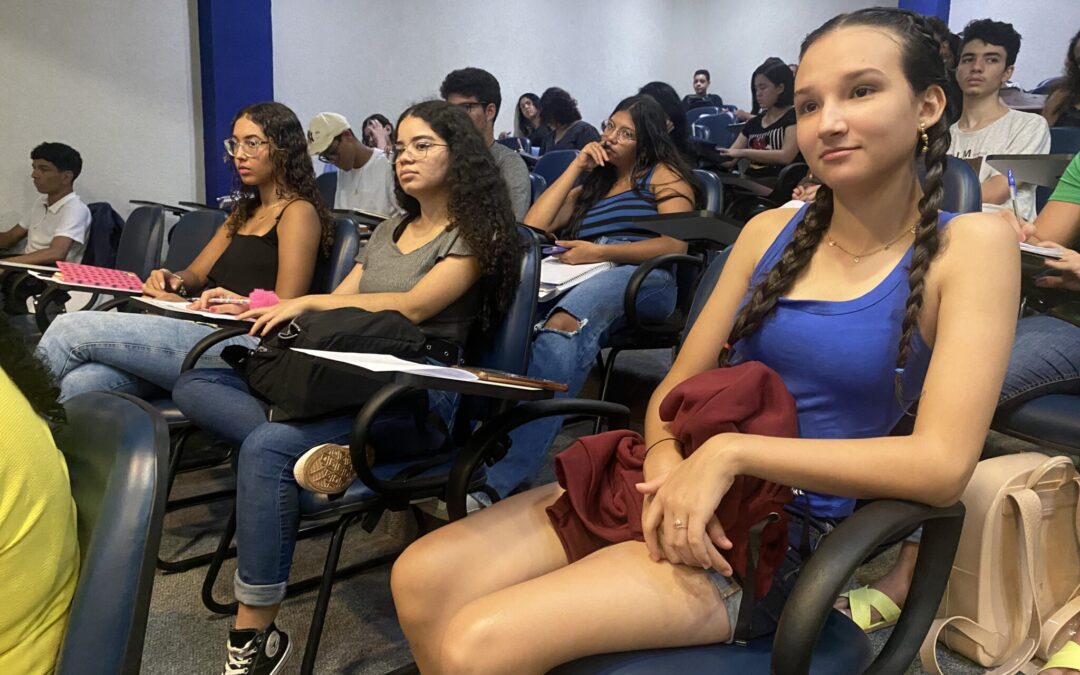 Cursos gratuitos de extensão de cílios e auxiliar administrativo abrem inscrições na capital