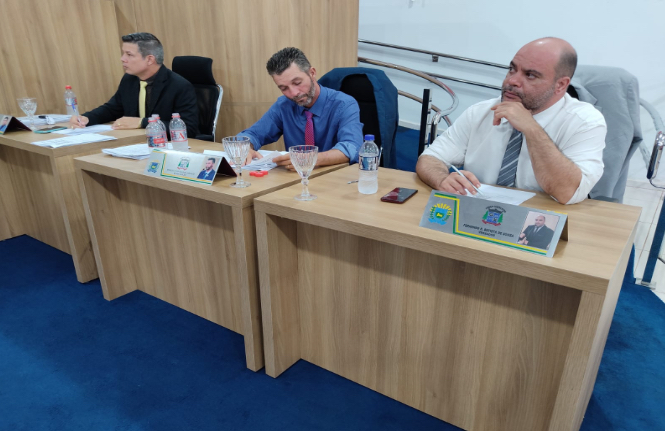 Água Clara: Com salários reajustados em apenas 4,51 %, servidores ficam indignados com o reajuste de quase 40% para vereadores e secretários municipais