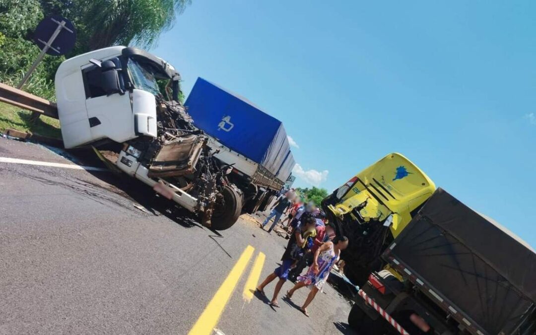 Motorista morre em acidente envolvendo duas carretas e ônibus na BR-163
