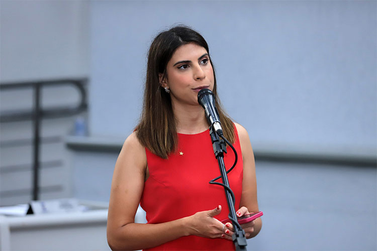 Justiça ‘proíbe’ campanha antecipada de Camila Jara com bloco carnavalesco