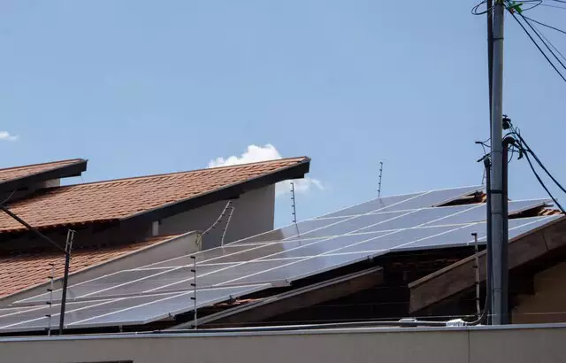 Crédito facilitado para energia solar disponível para famílias com renda de até 5 salários mínimos