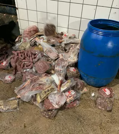 Supermercado é flagrado vendendo carne imprópria e mais de 200 quilos são apreendidos