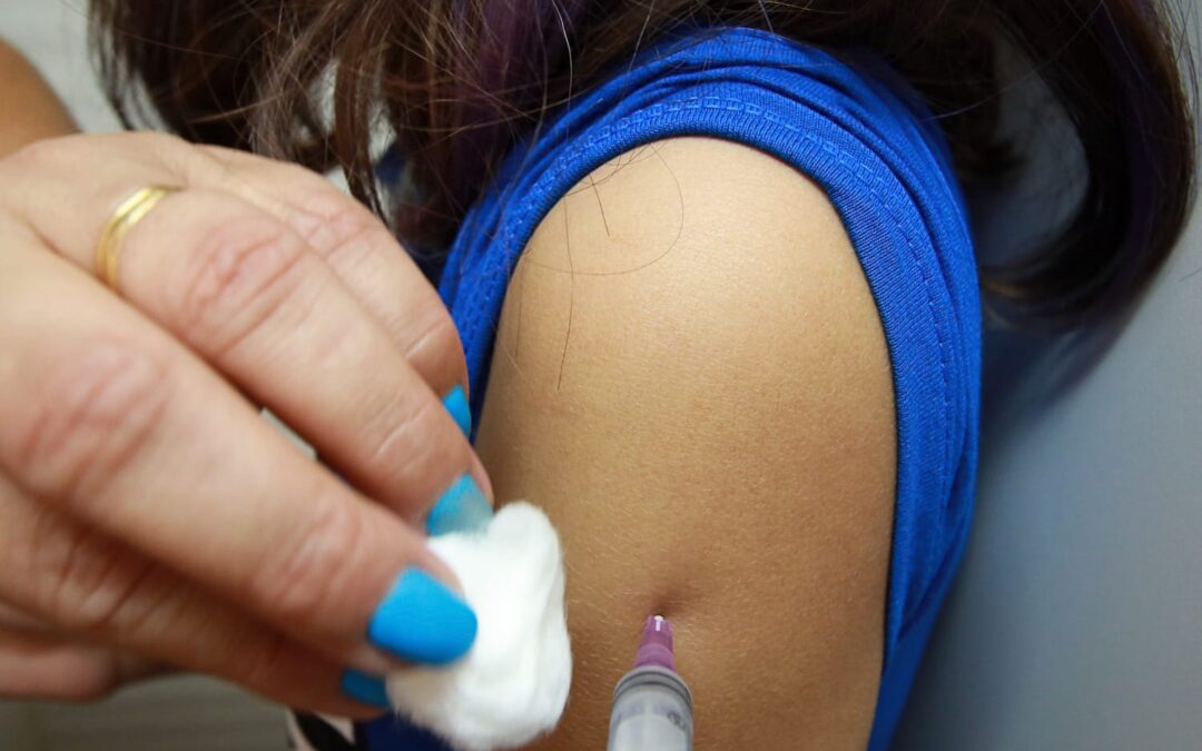 Para não perder doses, MS amplia vacina da dengue para pessoas de 6 a 16 anos