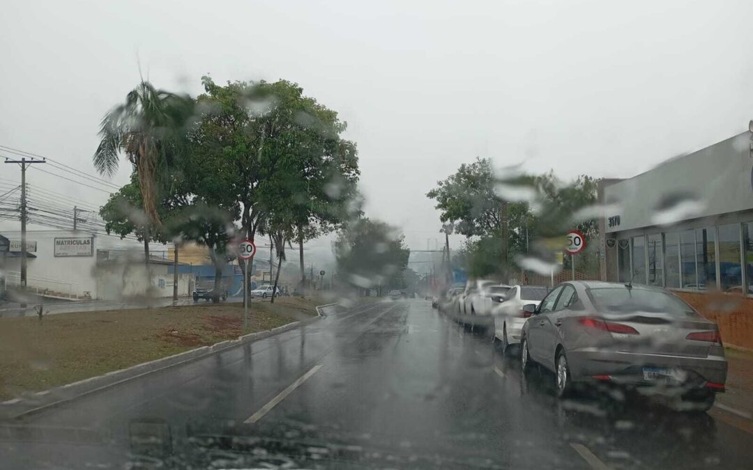 Chuva forte da madrugada deixa bairros de Capital sem luz