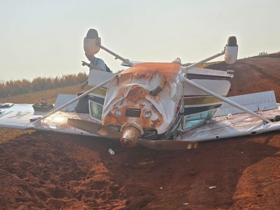 Chapadão do Sul: Avião capota durante pouso e dois ficam feridos em fazenda