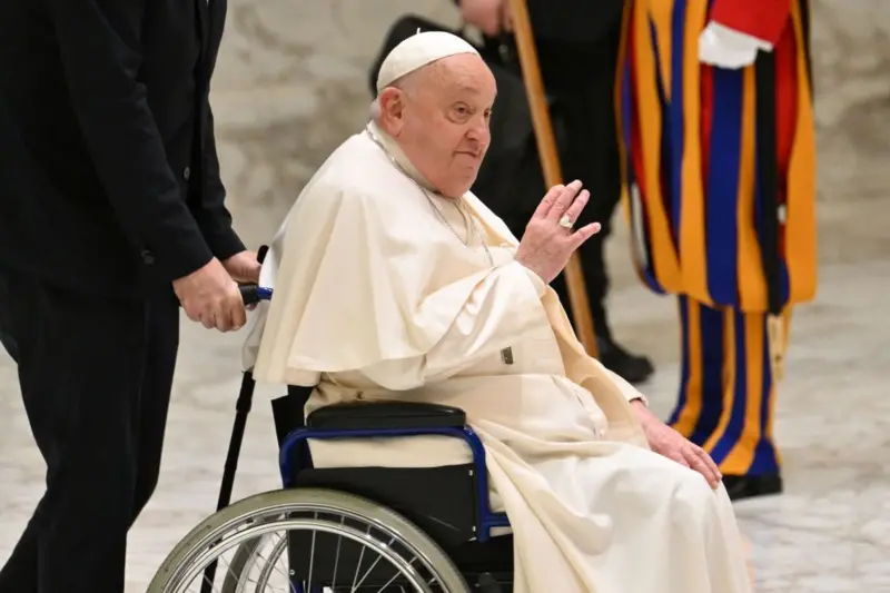 Papa, em estado crítico, teve uma “boa noite” no hospital, diz Vaticano