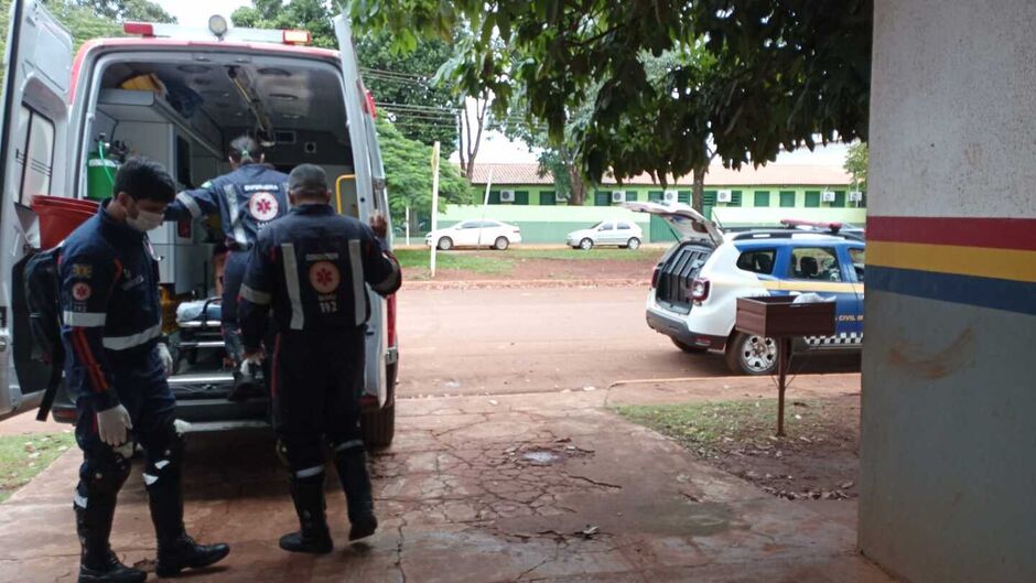 Marido joga água quente no rosto de esposa e é preso em Campo Grande