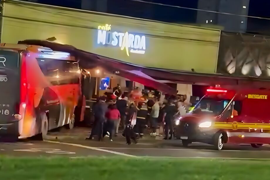 Motorista de ônibus que invadiu bar está em estado de choque, diz prefeitura