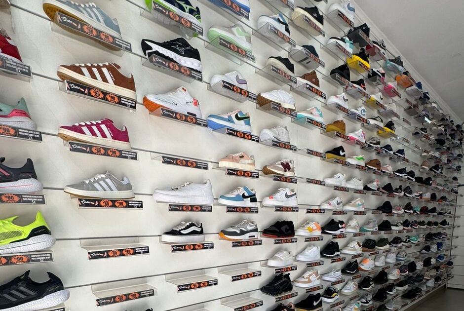 Ação contra produtos falsificados apreendeu 1,6 mil pares de tênis que serão incinerados