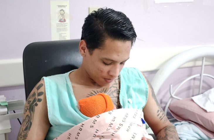 Método Canguru permite que famílias tenham contato pele a pele com bebês internados no HRMS