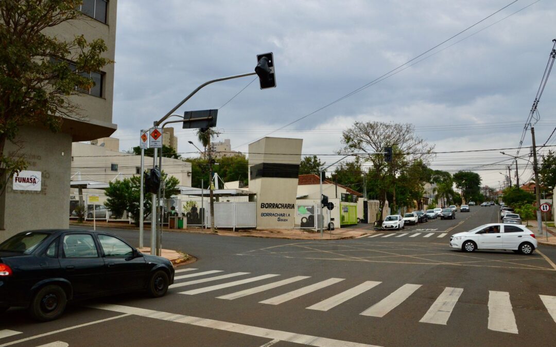 Semáforo entre Barão de Melgaço e Pe João Crippa vai melhorar mobilidade na região central