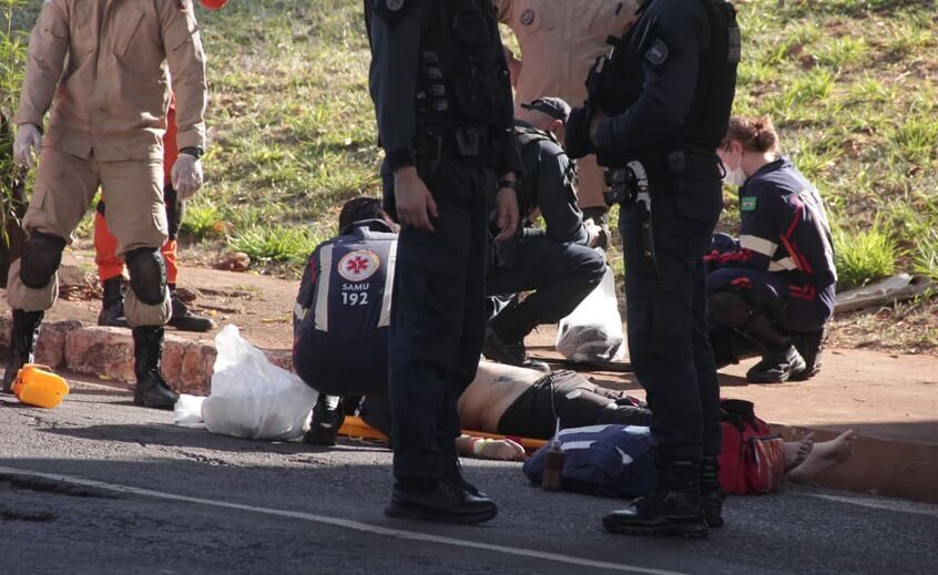 Socorristas fizeram 50 minutos de manobras para salvar homem que caiu de viaduto na capital