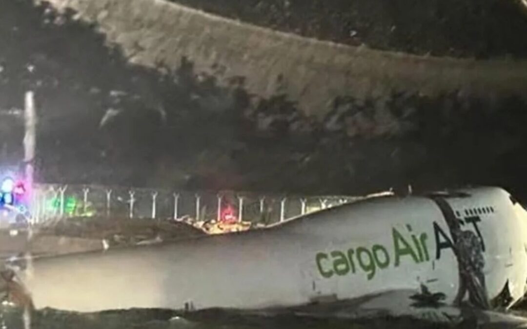 Avião cargueiro cai no mar durante pouso no Aeroporto de Hong Kong