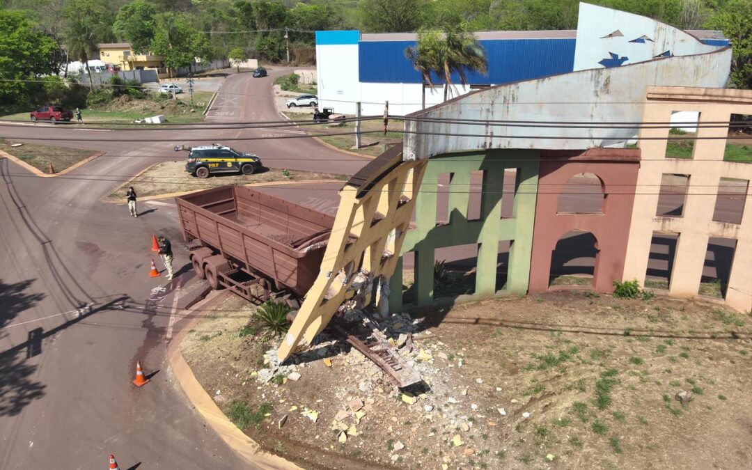 Corumbá: Carreta destrói portal e parte da estrutura precisará ser demolida