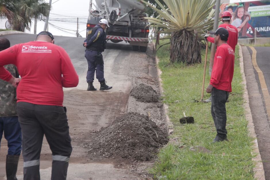 De carro tombado a concreto na pista, região do Jardim dos Estados vira caos