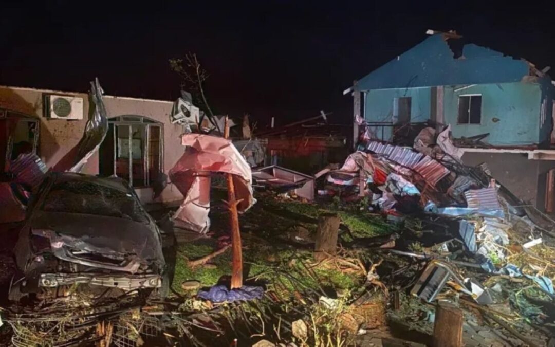 Tornado causa destruição, deixa 6 mortos e mais de 430 feridos no Paraná