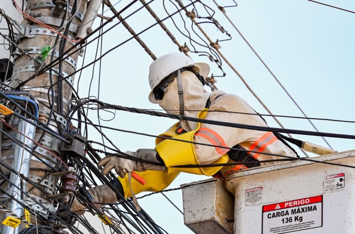 Operação retira 24 mil metros de fiação irregular do centro da capital