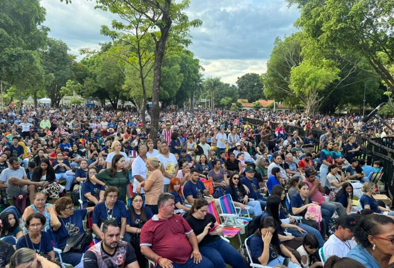 Dourados: Fiéis passam madrugada em fila e multidão acompanha show de Frei Gilson