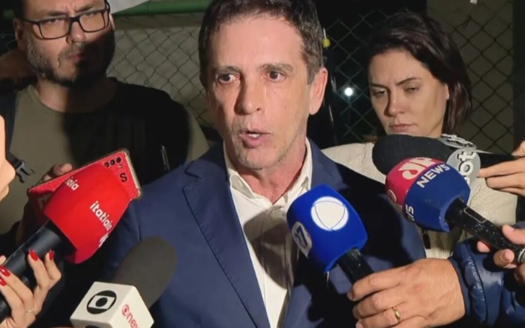 Bolsonaro apresenta apatia, tontura e queda na pálpebra, diz médico