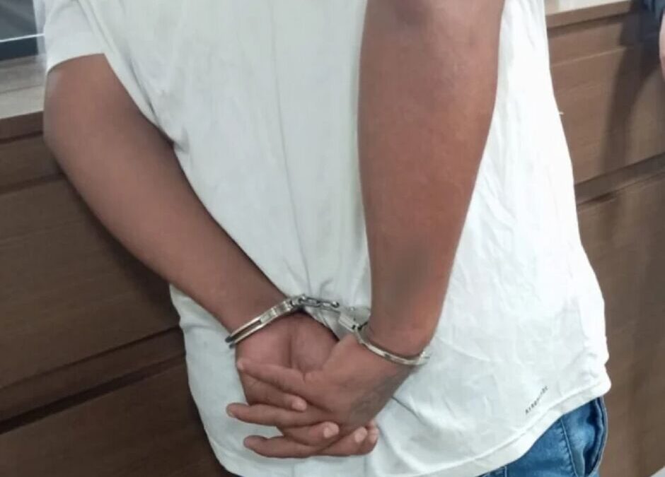 Valentão agride mãe e irmã, destrói TV e é preso na capital