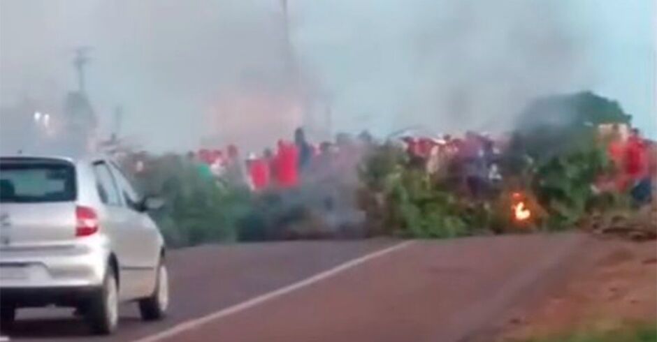 Movimento Sem Terra bloqueia BR-163 em Campo Grande