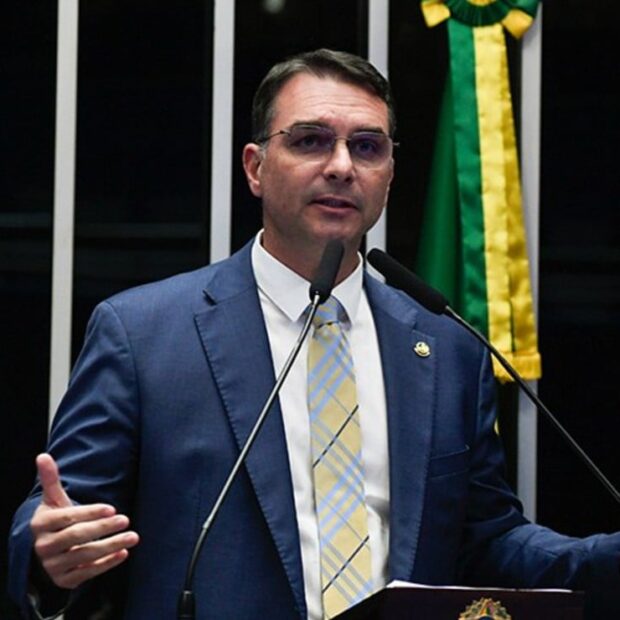 Flávio Bolsonaro participa da abertura da Expogrande na quinta